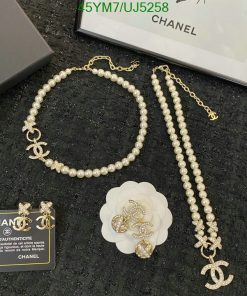 Pearl necklace and earrings set with gold details.