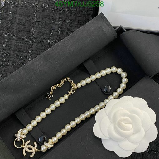 Elegant pearl necklace with gold clasp and flower decoration.