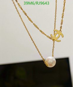 Gold chain necklace with pearl pendant.