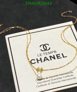 Gold necklace with pearl on Chanel certificate.