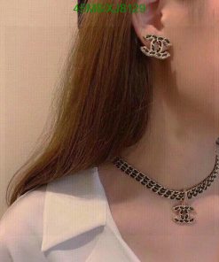 Woman with luxury chain necklace and earring.