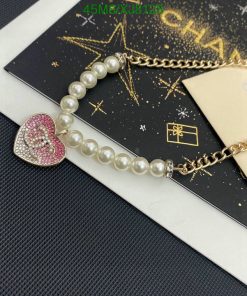 Pearl bracelet with heart-shaped pink pendant on display