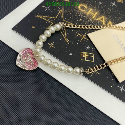 Pearl bracelet with heart-shaped pink pendant on display