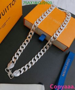 Silver chain wallet on branded packaging.